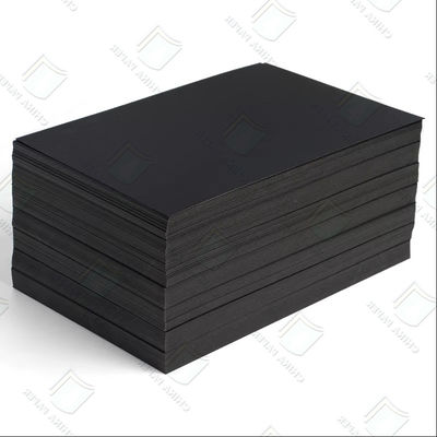 Harga yang bagus 100% Virgin Pulp Kardus Hitam Kekakuan Tinggi 120gsm-450gsm Disesuaikan on line